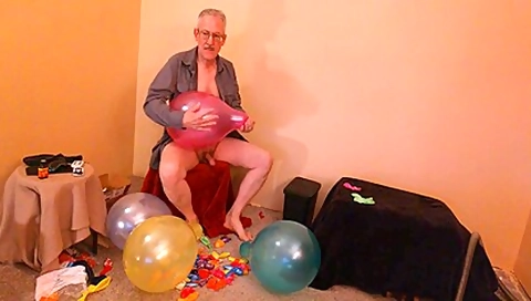 94) Step Pop 12 Balloons And Cum On Q24 - Balloonbanger
